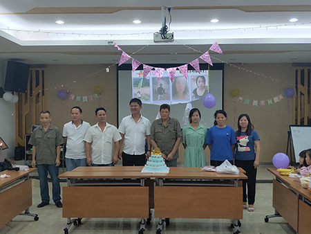 為推進(jìn)國(guó)豐橡塑企業(yè)文化建設(shè)，10月職工生日會(huì)。